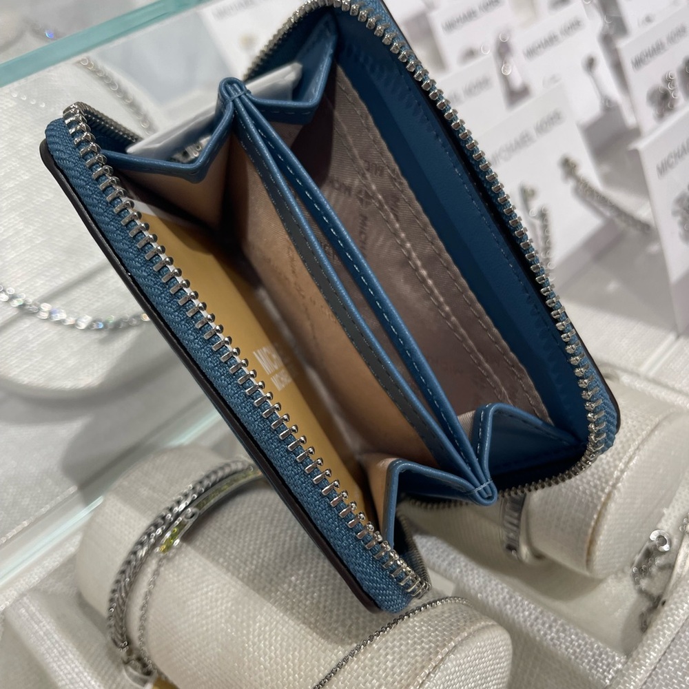 MICHAEL KORS Jet Set Medium Distressed Zip Around Card Case
Cornflower
NWT - Picture 5 of 10